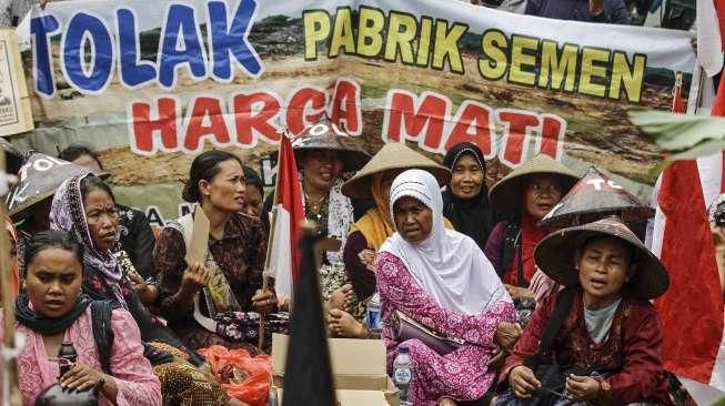 Ratusan warga Kendeng yang tergabung dalam Jaringan Masyarakat Peduli Pegunungan Kendeng (JM-PPK) melakukan aksi unjuk rada di depan Gedung Mahkamah Agung (MA), Senin (14/11/2016). [Suara.com/Kurniawan Mas'ud]