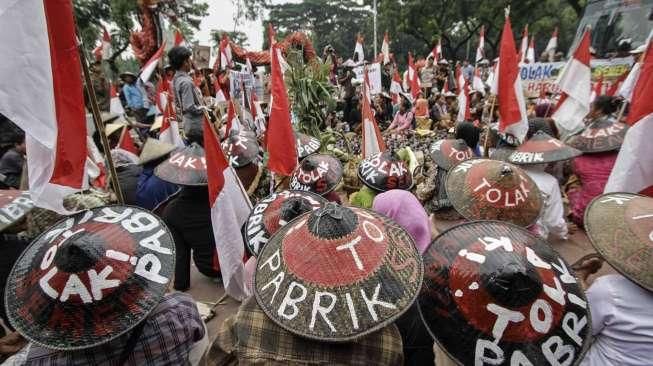 Ratusan warga Kendeng yang tergabung dalam Jaringan Masyarakat Peduli Pegunungan Kendeng (JM-PPK) melakukan aksi unjuk rada di depan Gedung Mahkamah Agung (MA), Senin (14/11/2016). [Suara.com/Kurniawan Mas'ud]