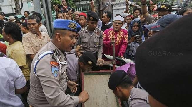 Calon Wakil Gubernur (Cawagub) DKI Jakarta Djarot Saiful Hidayat bertemu dengan warga, bahkan melakukan 