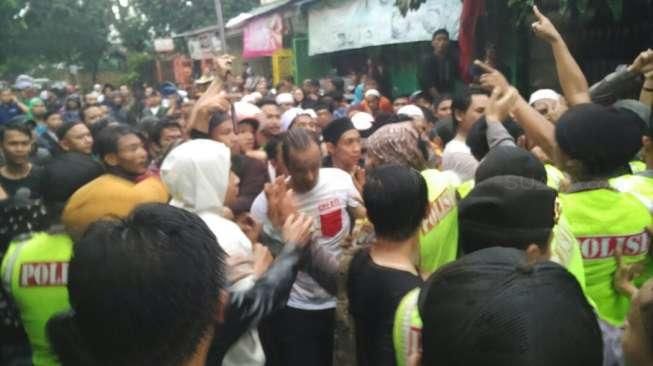 Blusukan, Ahok Didemo Puluhan Warga Ciracas