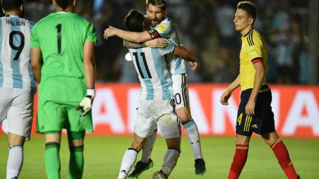 Pemain Argentina Angel Di Maria (kiri) merayakan golnya bersama  Lionel Messi. EITAN ABRAMOVICH / AFP