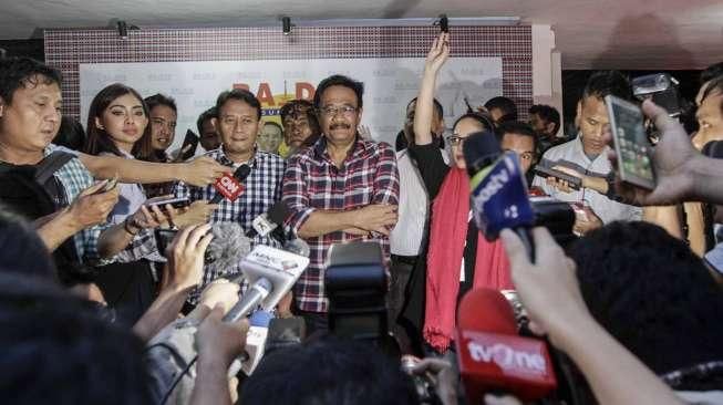 Sejumlah partai pendukung Ahok-Djarot menggelar rapat konsolidasi di posko pemenangan Basuki-Djarot (Badja) di Jakarta, Rabu (16/11/2016), pasca-penetapan tersangka terhadap Ahok. [Suara.com/Kurniawan Mas'ud]