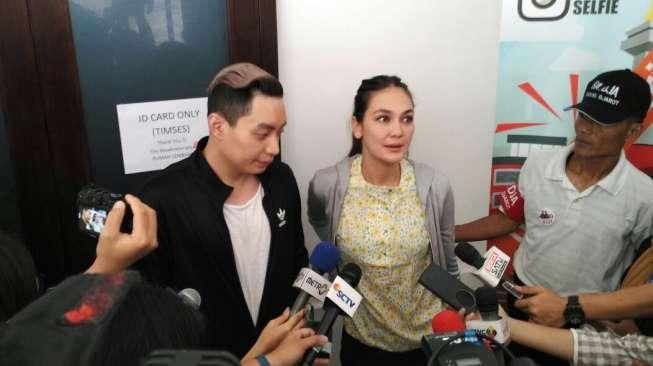 Artis Luna Maya dan Edric Tjandra datang ke Rumah Lembang, Jalan Lembang, nomor 25 dan 27, Menteng, Jakarta Pusat, Kamis (17/11/2016). [suara.com/Bowo Raharjo]