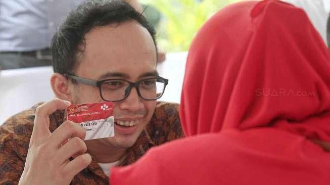 Menteri Sosial RI Khofifah Indar Parawansa menyalurkan bantuan sosial non tunai Program Keluarga Harapan (PKH) 2016 kepada 1.000 penerima manfaat di Kantor Kemensos, Jakarta, Kamis (17/11).