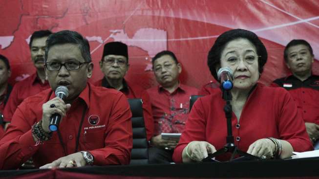 Ketua Umum PDIP Megawati Soekarnoputri didampingi Sekjen DPP PDIP Hasto Kristiyanto, mengadakan rapat konsolidasi seluruh DPD  di DPP PDIP, Jakarta, Kamis (17/11). [suara.com/Oke Atmaja]