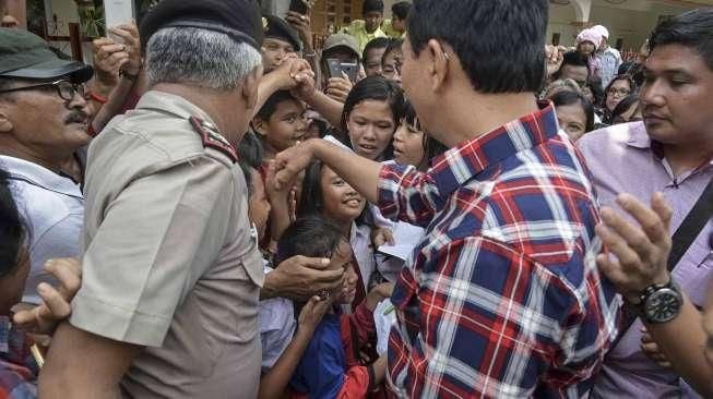 LSI: Orang yang Jarang Salat di Masjid Banyak Tinggalkan Ahok