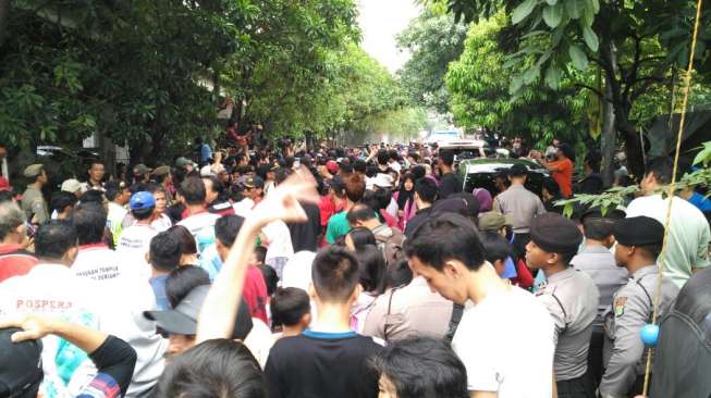Tak Cukup Berfoto, Warga Antre Peluk Ahok
