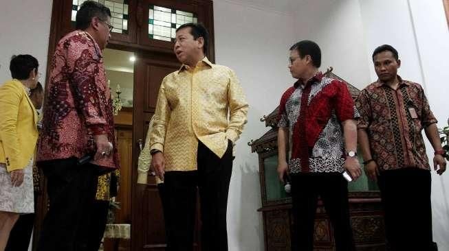 Ketua Umum DPP Partai Golkar, Setya Novanto, menyambangi rumah Ketua Umum PDI Perjuangan (PDIP), Megawati Soekarnoputri, di Jalan Teuku Umar, Jakarta Pusat, Minggu (20/11/2016). [Suara.com/Oke Atmaja]