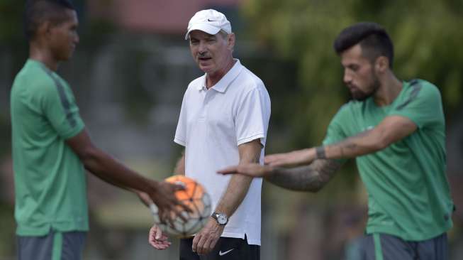 Pelatih Alfred Riedl memimpin latihan ringan pemain timnas Indonesia di Manila, Filipina, Minggu (20/11). [Antara]