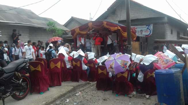 Warga Pulau Kelapa Hujan-hujanan Dengar Janji Anies Baswedan