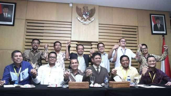 Melakukan kajian dana partai politik dengan sumber 50-50 antara parpol dan negara