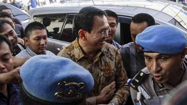 Gubernur non aktif DKI Jakarta, Basuki Tjahaja Purnama (Ahok) saat tiba di Bareskrim Polri, Jakarta, Selasa (22/11). Ahok tiba di Bareskrim Polri untuk menjalani pemeriksaan terkait kasus dugaan penistaan agama. [Suara.com/Kurniawan Mas'ud]