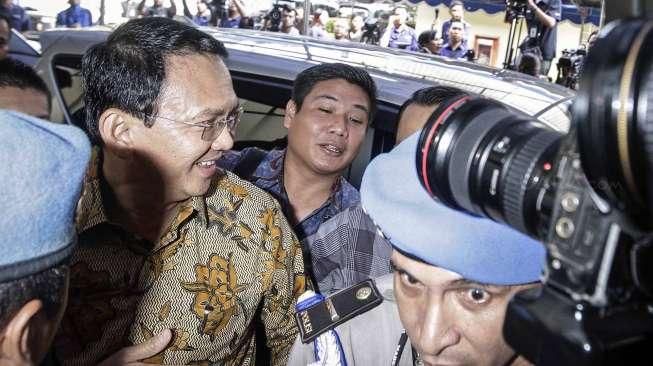 Gubernur non aktif DKI Jakarta, Basuki Tjahaja Purnama (Ahok) saat tiba di Bareskrim Polri, Jakarta, Selasa (22/11). Ahok tiba di Bareskrim Polri untuk menjalani pemeriksaan terkait kasus dugaan penistaan agama. [Suara.com/Kurniawan Mas'ud]