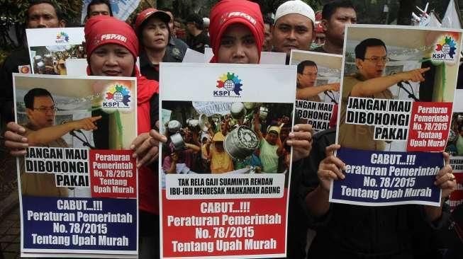 Ratusan Buruh melakukan aksi di Balai Kota DKI Jakarta, Selasa (22/11). Dalam aksinya mereka menuntut PLT DKI Sumarsono untuk merevisi UMP DKI 2017 yang sudah ditetapkan sebesar Rp 3,3 juta. [Suara.com/Oke Atmaja]