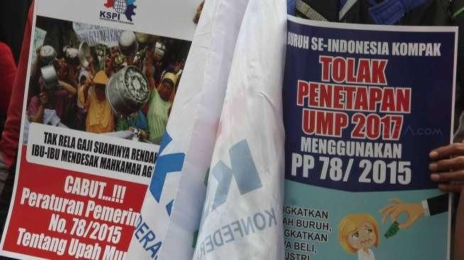 Ratusan Buruh melakukan aksi di Balai Kota DKI Jakarta, Selasa (22/11). Dalam aksinya mereka menuntut PLT DKI Sumarsono untuk merevisi UMP DKI 2017 yang sudah ditetapkan sebesar Rp 3,3 juta. [Suara.com/Oke Atmaja]