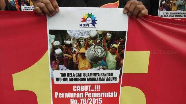 Ratusan Buruh melakukan aksi di Balai Kota DKI Jakarta, Selasa (22/11). Dalam aksinya mereka menuntut PLT DKI Sumarsono untuk merevisi UMP DKI 2017 yang sudah ditetapkan sebesar Rp 3,3 juta. [Suara.com/Oke Atmaja]