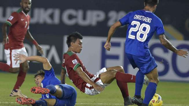 Pemain Indonesia Boas Lerby Eliandry (kedua kanan) berebut bola dengan pesepak bola Filipina Martin Markus (kedua kiri) dan Jeffrey Mallen pada putaran final Grup A AFF Suzuki 2016 di Philippinne Sport Stadium [Antara]