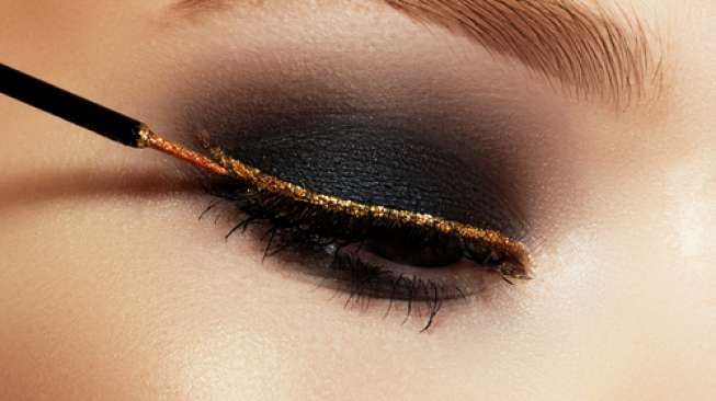 Ilustrasi pemakaian eyeliner. [Shutterstock]