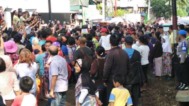 Sulit Melangkah, Ahok Tegur Relawan dan Petugas Pengamanan