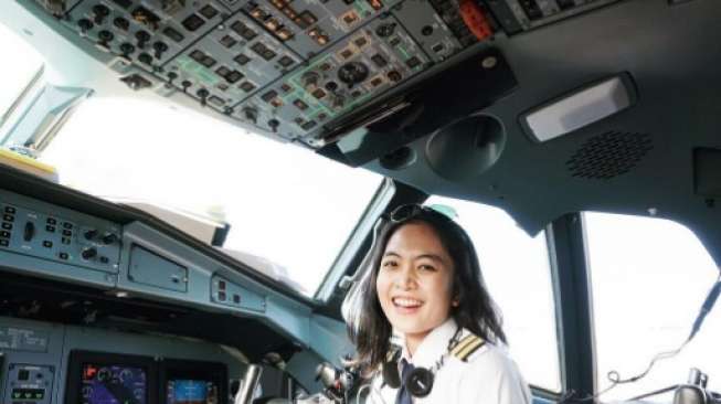 Cantiknya Patricia Herwita, Pilot Perempuan Pertama di Garuda