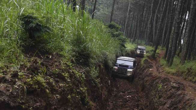 Kendaraan Land Rover untuk mlintasi jalur yang berlumpur dan mendaki