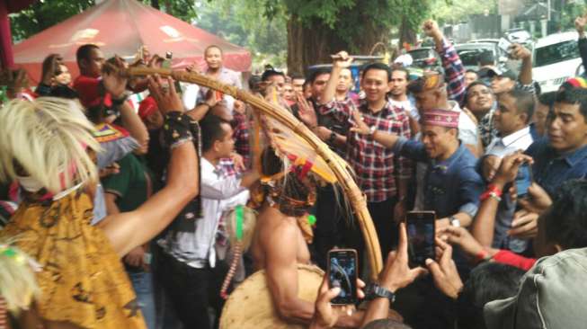 Kampanye, Pemuda NTT Sambut Ahok-Djarot dengan Tarian Caci