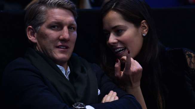 Bastian Schweinsteiger bersama istrinya, mantan petenis Ana Ivanovic, dalam sebuah kegiatan. [AFP]