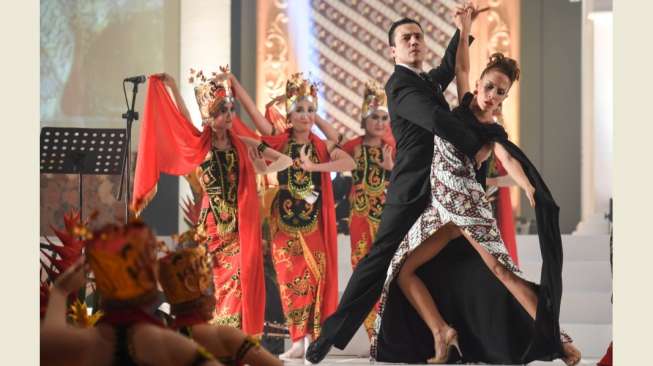 Pasangan maestro tari, Leandro Oliver dan Laila Rezk, saat menari di ajang  Tango in Paradise 2016, di Bali, Sabtu (26/11/2016) malam. [Antara/Hafidz Mubarak A]