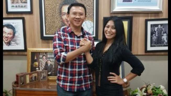 Anggun C Sasmi Salaman dan "Salam 2 Jari" dengan Ahok