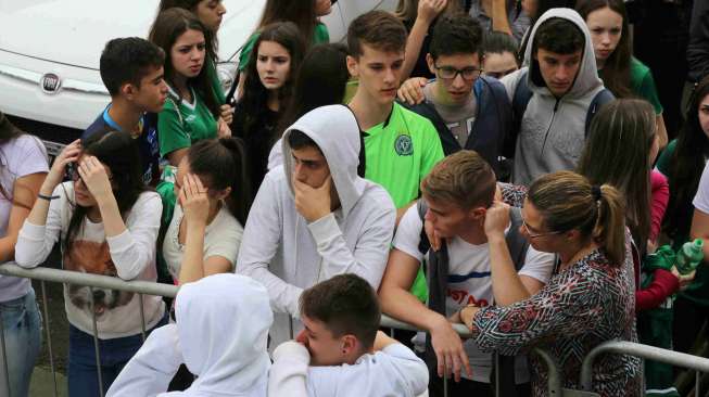 Ribuan anggota keluarga korban dan fans, membanjiri Arena Conda Stadium, markas klub kebanggaan kota Chapeco, Chapecoense. [Reuters]