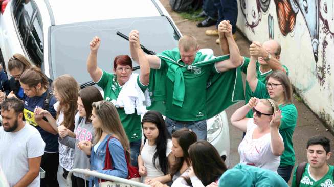 Ribuan anggota keluarga korban dan fans, membanjiri Arena Conda Stadium, markas klub kebanggaan kota Chapeco, Chapecoense. [Reuters]