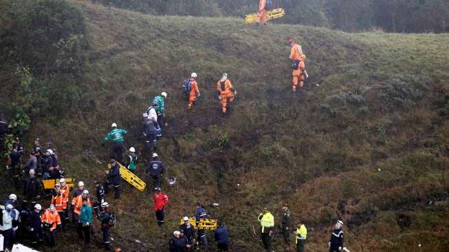 Upaya pencarian korban di lokasi jatuhnya pesawat Avro RJ85 yang jatuh dan hancur berkeping-keping di belantara hutan Kolombia [Reuters]