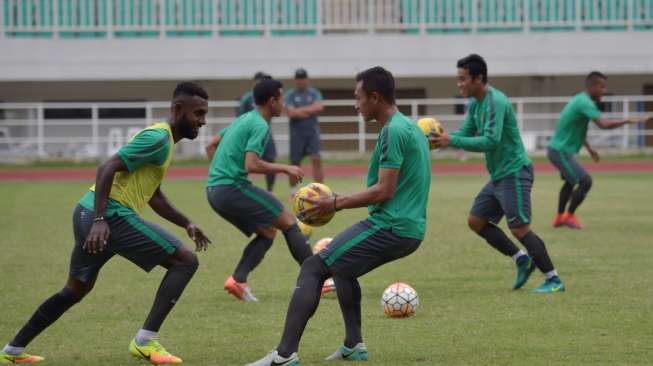 Jelang Semifinal Piala AFF, Riedl Keluhkan Lapangan Pakansari