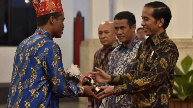 Jokowi Serahkan Penghargaan Adhikarya Pangan Nusantara