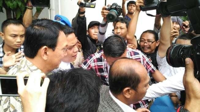 Tiba di Kejagung Ahok Bungkam, Wartawan Adu Mulut dengan Petugas