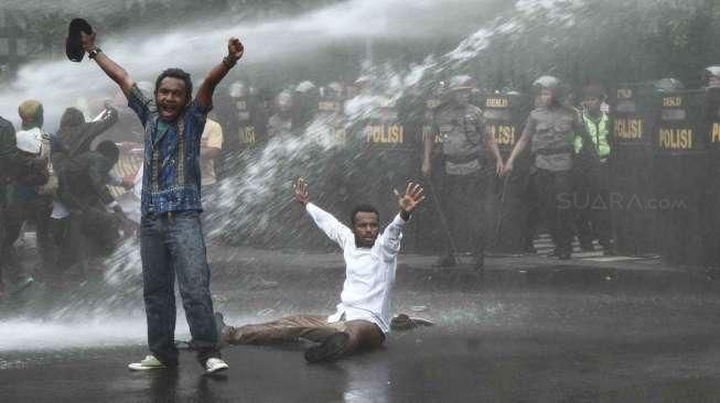 Menuntut menggelar referendum di seluruh wilayah Papua