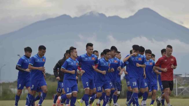 Timnas Vietnam melakukan latihan ringan jelang bertanding melawan Indonesia