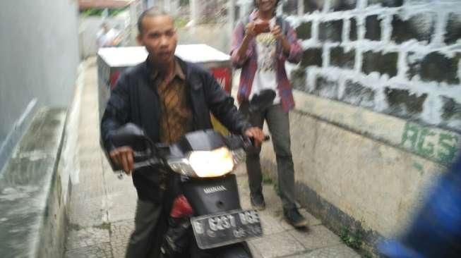 Lelaki Pengendara Motor Buntuti Ahok Saat Kampanye, Siapa Dia?
