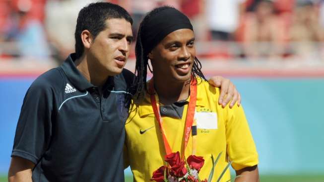 Juan Roman Riquelme dan Ronaldinho [AFP/Jewel Samad]