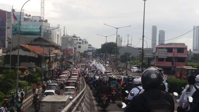 Bermotor dan Tak Pakai Helm, FPI Menuju Monas