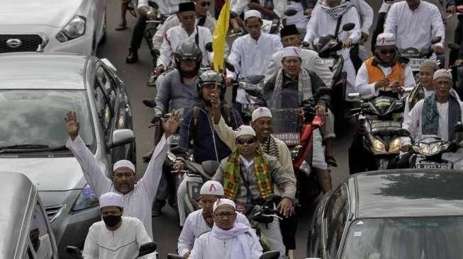 Pendemo Anti Ahok Teriak Takbir di Dalam Gerbong Kereta