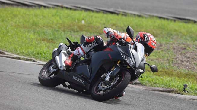 Lima Bulan 2017, Honda CBR250RR Salip Penjualan Yamaha R25