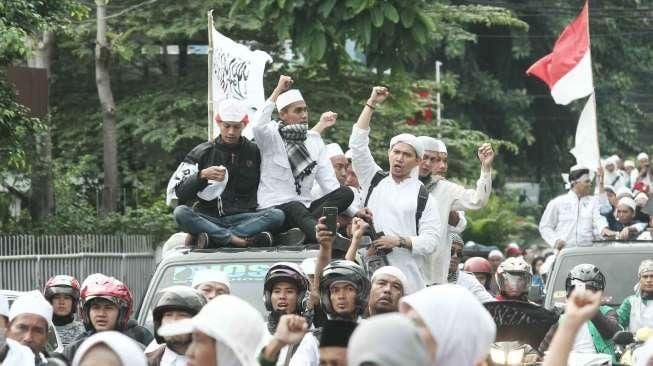 Rizieq Pimpin Massa dari Monas ke Bunderan HI