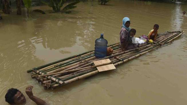 Banjir tersebut disebabkan meluapnya sungai Bengawan Solo.