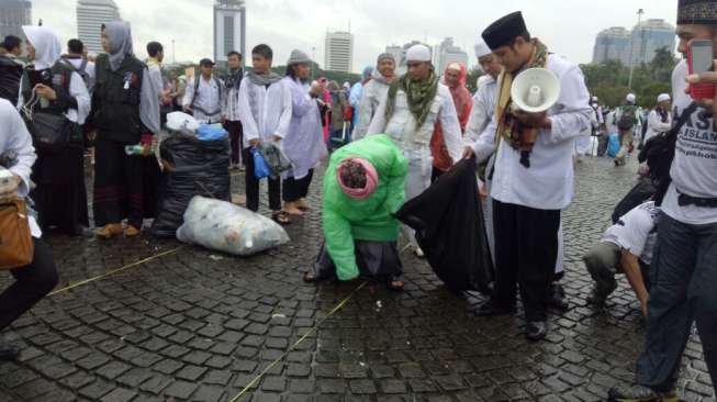 Contoh Baik, Aa Gym dan Santrinya Pungut Sampah Pendemo