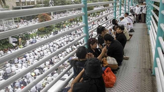 Ribuan umat Islam melaksanakan salat Jumat saat Aksi Bela Islam III di kawasan Silang Monas-Thamrin, Jakarta, Jumat (2/12).