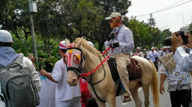 Unik, Berdemo Tuntut Ahok Ditangkap dengan Berkuda