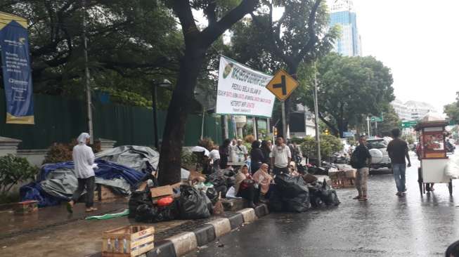 Kantong Sampah Berserakan di Jalan Sekeliling Monas