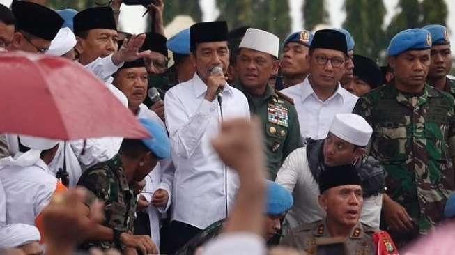 Jokowi-JK Salat Jumat Bersama Massa Aksi Damai, Polisi: Surprise!