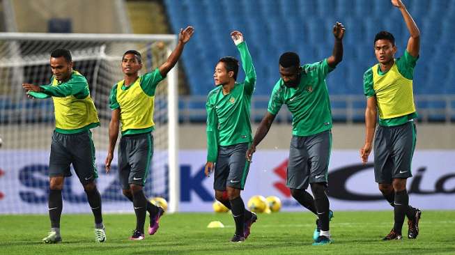 Pesepak bola tim nasional Indonesia pada sesi latihan resmi dan uji coba lapangan di Stadion Nasional My Dinh, Hanoi, Vietnam, Selasa (6/12/2016).